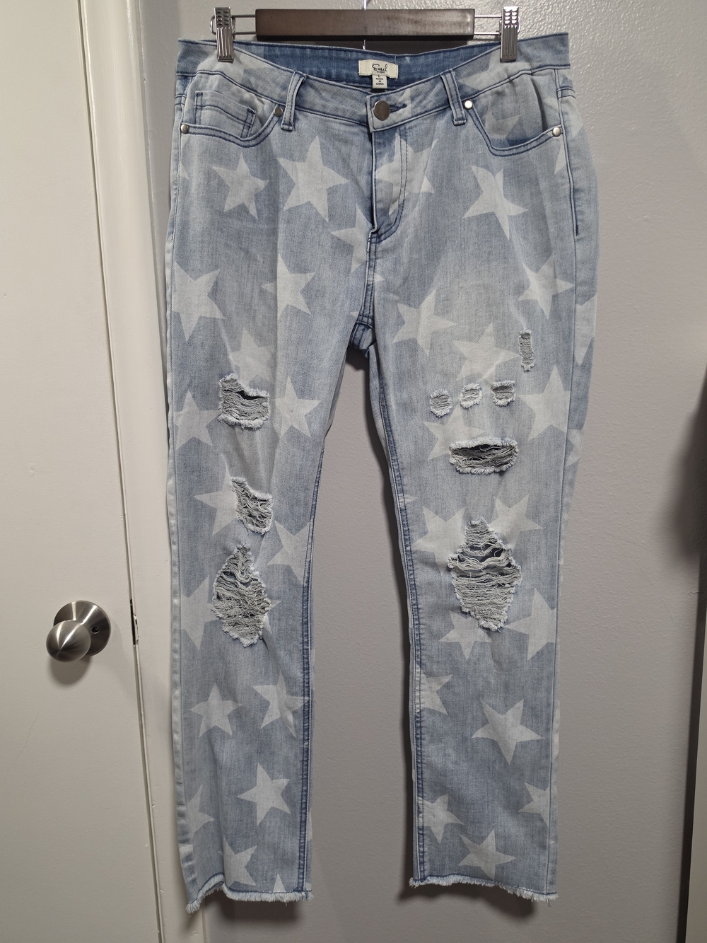 Easel Star Print Distressed Jeans Large Light Wash Raw Hem
